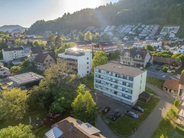 Frisch sanierte 2.5 Zimmer Wohnung im Baurecht mit Balkon und Garagenplatz in Brugg