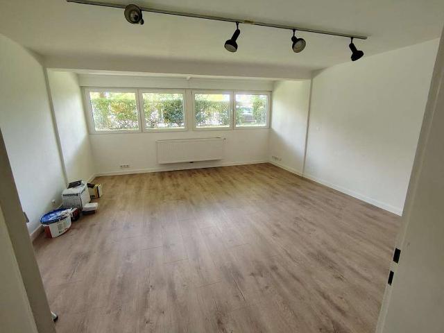 Frisch sanierte 2 Zimmer Souterrain Wohnung direkt neben S Bahn. Ideal für Pendler
