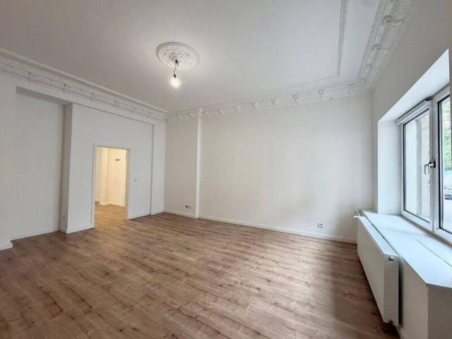 Frisch sanierte 2 Zimmer Wohnung im EG  zentral in Moabit inkl. Einbauküche!