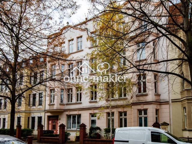 Frisch sanierte 4 Zimmer Altbauwohnung mit Wohnküche, Holzbalkendecke & Tageslichtbad