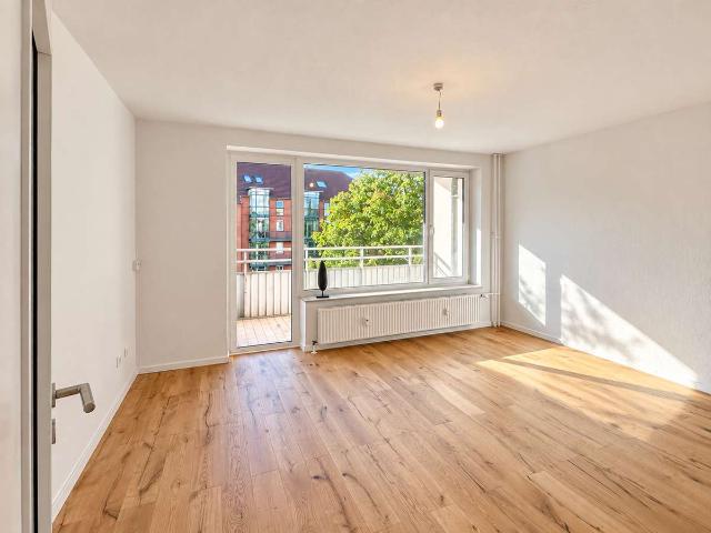 Frisch sanierte 2 Zimmer Wohnung mit sonnigem Balkon – strandnah, hochwertig & bezugsfertig