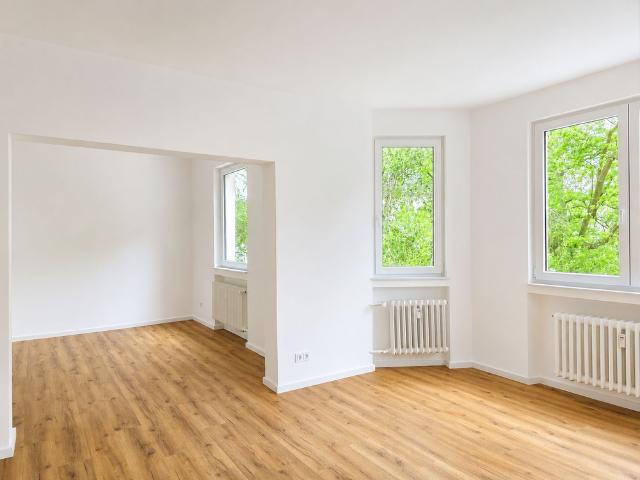 Frisch sanierte 2 Zimmer Wohnung mit traumhaftem Wohn Essbereich!