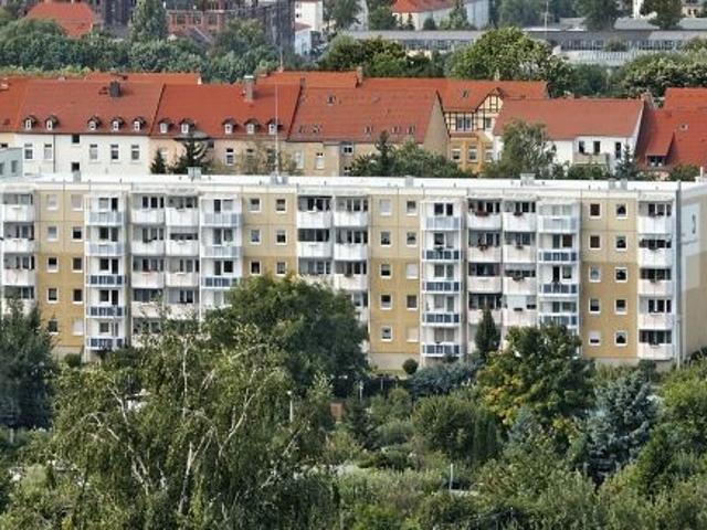 Frisch sanierte 2 Raum Wohnung im Erdschoss mit tollem Blick