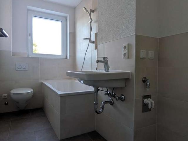 Frisch sanierte 2 Raumwohnung mit großem Balkon, Stellplatz & guter Anbindung