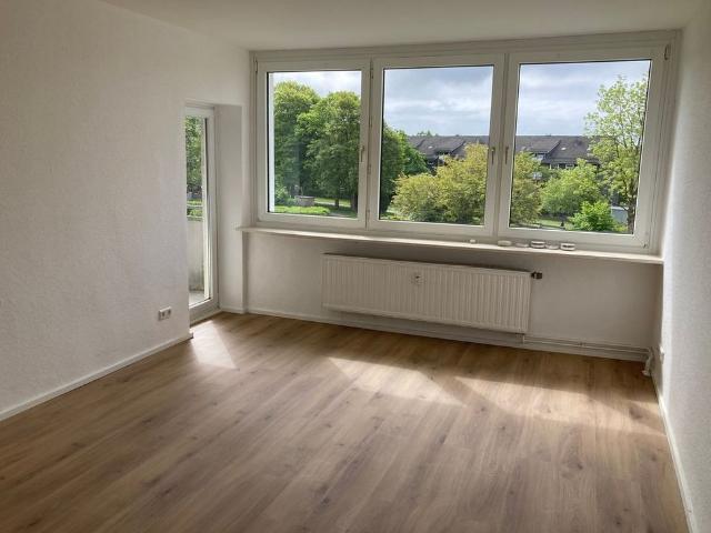 Frisch sanierte 4 Zimmerwohnung mit Balkon, Einbauküche und Keller