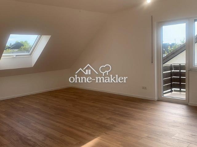 Frisch sanierte 4 Zimmer Dachgeschosswohnung mit Balkon & neuer Einbauküche