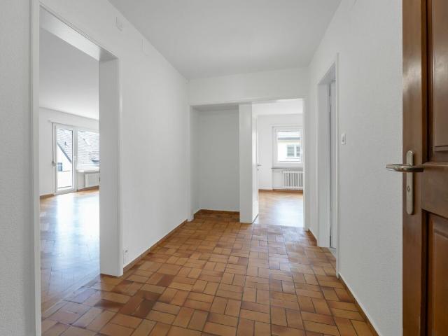Frisch sanierte 4 Zimmer Wohnung im Kreis 6
