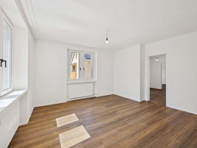 Frisch sanierte 4 Zimmer Wohnung mit grosszügiger Dachterrasse