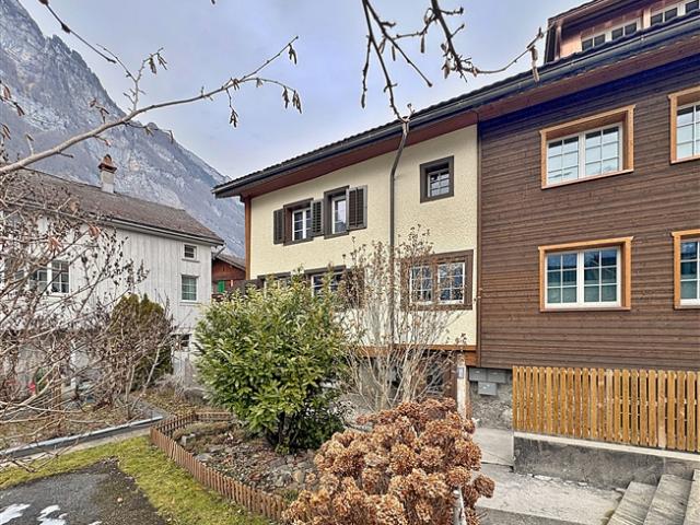 Frisch sanierte 5.5 Zimmer Maisonette mit Laube in Netstal