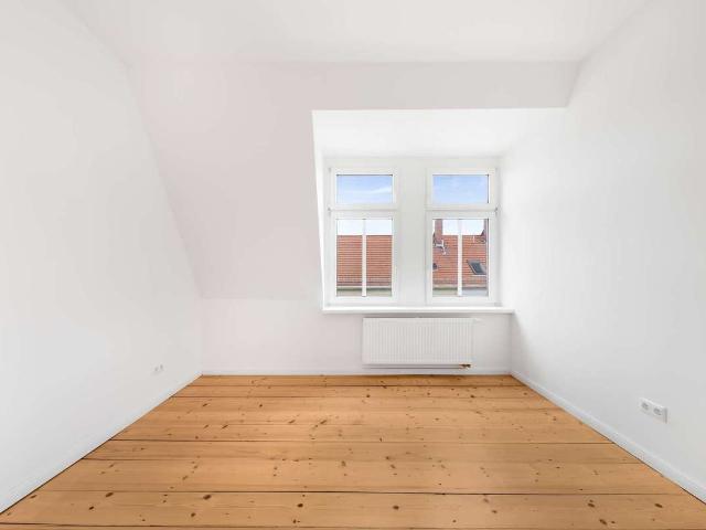 Frisch sanierte 5 Zimmer Altbauwohnung in ruhigem Gartenhaus mit Aufzug & 2 Vollbädern