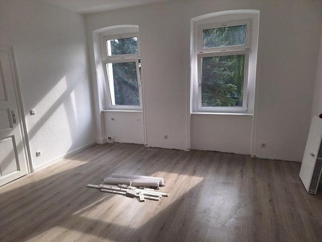 frisch sanierte 5 Raumwohnung mit Balkon und Stellplatz auf Wunsch in Hartmannsdorf