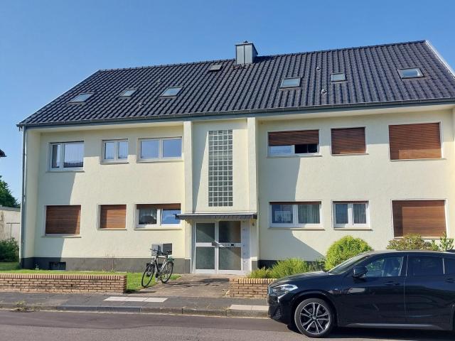 Frisch sanierte Dachgeschosswohnung mit Garage, PV Strom & Klimaanlage – max. 6 Monate