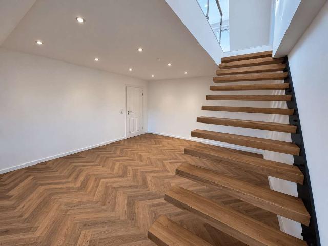 Frisch sanierte Design Maisonette mit privater Dachterrasse in Top Lage! Provisionsfrei!