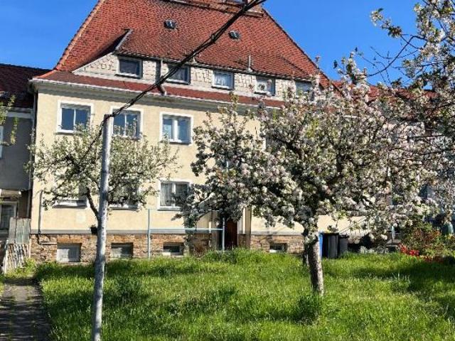 Frisch sanierte helle 2 Raum Wohnung in ruhiger Lage mit wunderschönem Garten