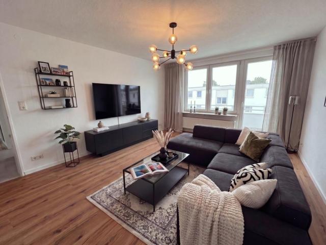 Frisch sanierte helle 4 Zimmer Wohnung mit Südbalkon