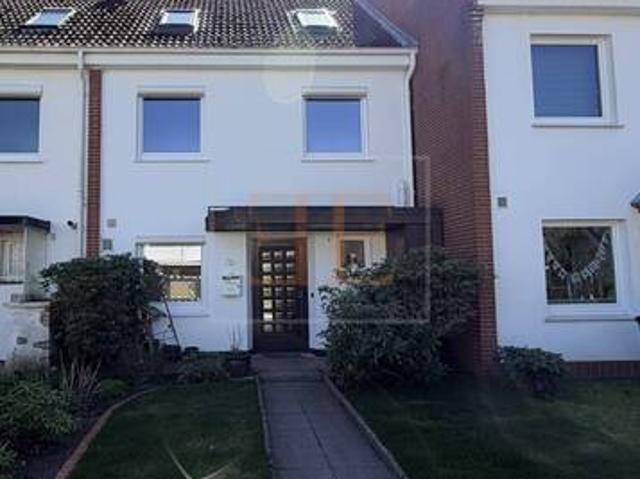 Frisch saniertes Reihenmittelhaus mit 6 Zimmern, Balkon und Einzelgarage zu vermieten