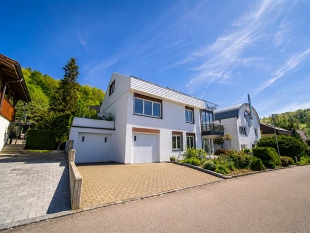 Frisch saniertes 6.5 Zimmer Einfamilienhaus mit Südhanglage und Weitsicht in Füllinsdorf