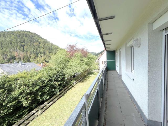 Frisch reno­vierte 2 Zimmer Wohnung mit Blick ins Grüne