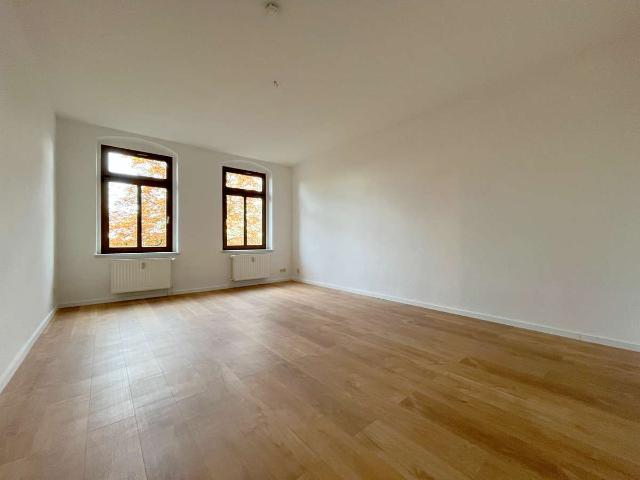 Frisch renoviert mit Balkon, Wohnküche und geräumigem Badezimmer!