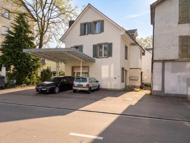 Frisch renoviert mit privatem Waschturm und exzellenter ÖV Anbindung am Bahnhof Stadelhofen