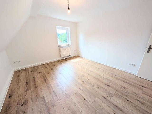 Frisch renoviert: +neuer Laminat +weiße Wände +neues Tageslichtbad +eigener Garten