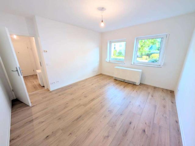 Frisch renoviert: +Erdgeschoss +neuer Laminat +weiße Wände +neues Tageslichtbad