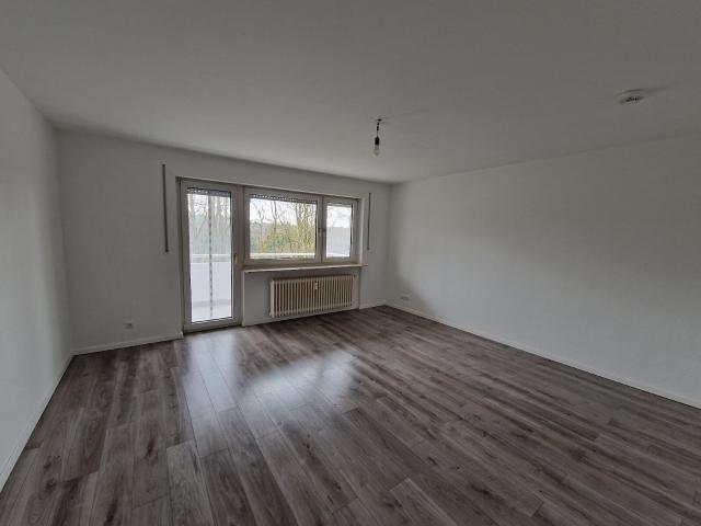 Frisch renoviert: Geräumige 3 Zimmer Wohnung mit Balkon auf dem Eschberg zu vermieten