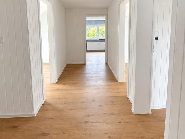Frisch renoviert: Helle Dachgeschosswohnung mit Tageslichtbad in Springe Holtensen