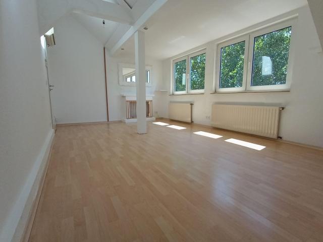 Frisch renoviert: helle 3 Zimmer Dachgeschosswohnung mit neuer Einbauküche, ideal für WG
