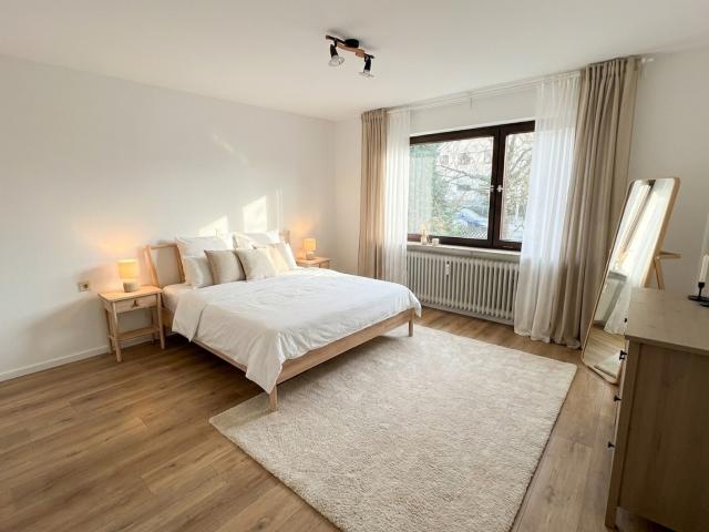 Frisch renoviert: helle 3 Zimmer Wohnung mit sonnigem Balkon