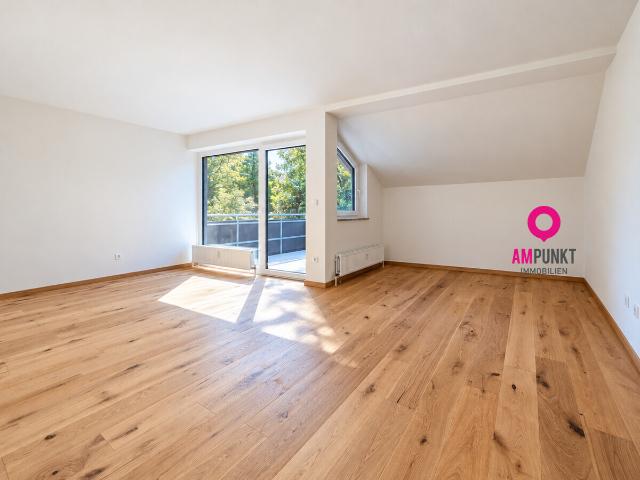 Frisch renoviert in Aigen: 3 Zimmer und eine Loggia mitten im Grün