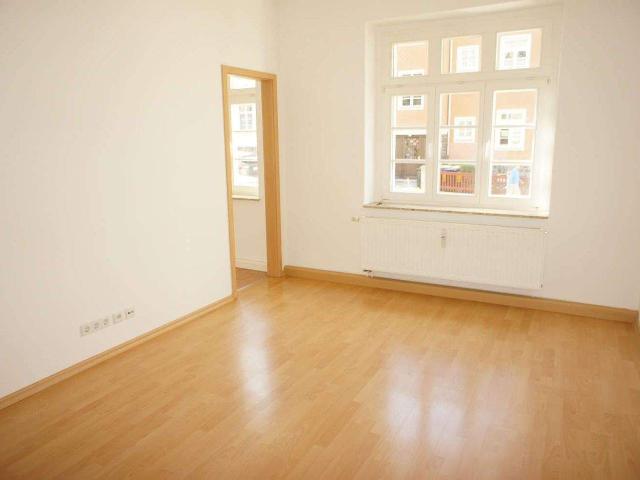 Frisch renoviert ! Laminat Bad mit Dusche gerÃ¤umige Zimmer !