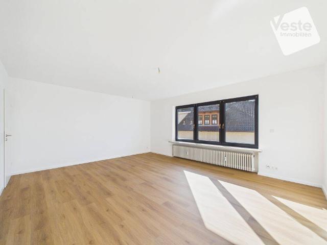 Frisch renoviert, lichtdurchflutet und mit Balkon 4 Zimmer ETW in Ahorn