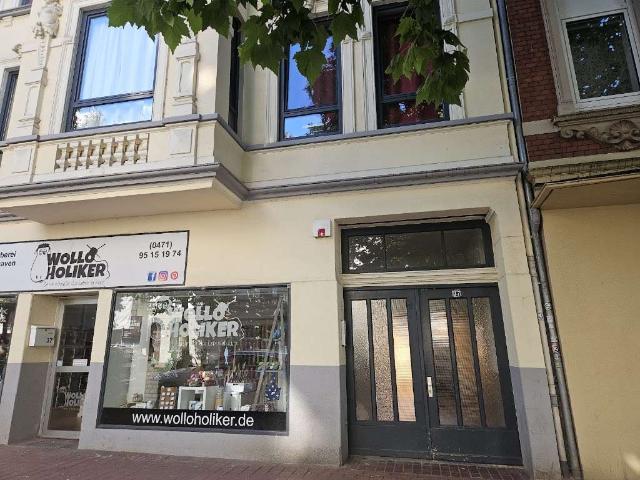 Frisch Renoviert: Schöne 2 Zimmer Dachgeschoss Wohnung mit Balkon zentral in Lehe ab Sofort