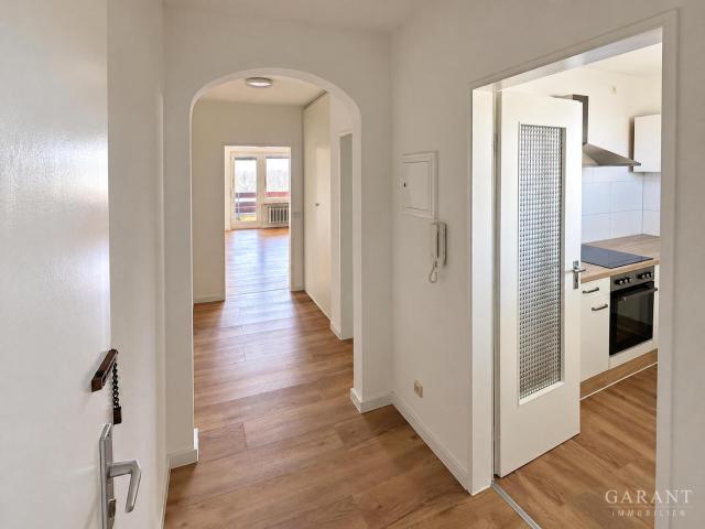 Frisch renoviert und neu vermietet: Helle 1 Zimmer Wohnung mit Balkon und Tiefgaragenstellplatz