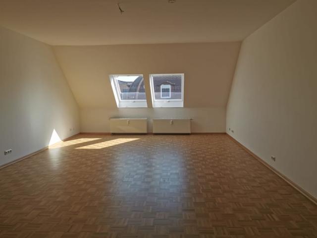Frisch renoviert! Wohnen im Zentrum von Leipzig Großzügige Single Wohnung im DG mit Aufzug!