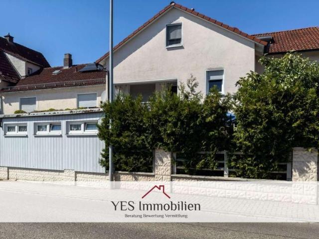 Frisch renoviert & zentral gelegen – großzügige 2,5 Zimmer Wohnung mit Gartenhaus