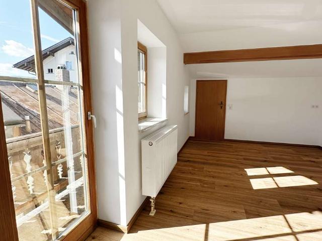Frisch renoviert & zentral: Helle 2 Zimmer Dachgeschosswohnung am Marktplatz
