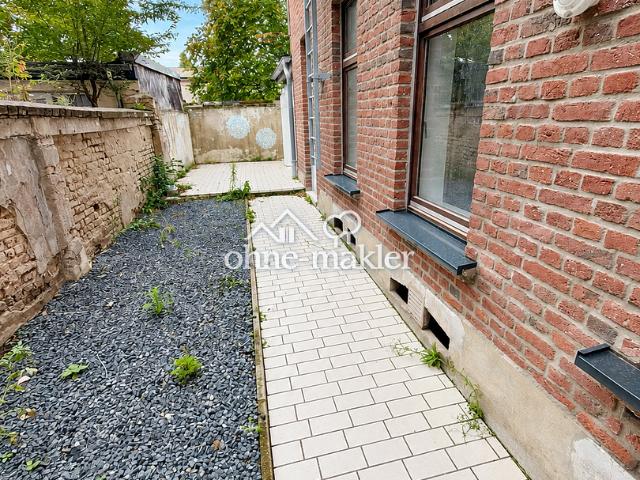 Frisch renoviert: 2 Zimmer auf 76 m² mit kleinem Garten/Hof in guter Lage in Krefeld