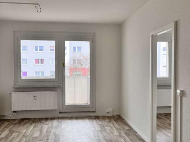 FRISCH RENOVIERT! 2 Zimmer, Tageslichtküche und XXL Balkon
