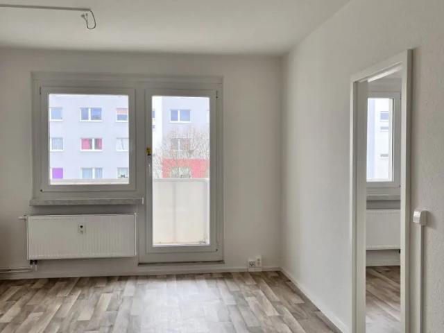 FRISCH RENOVIERT! 2 Zimmer, Tageslichtküche und XXL Balkon