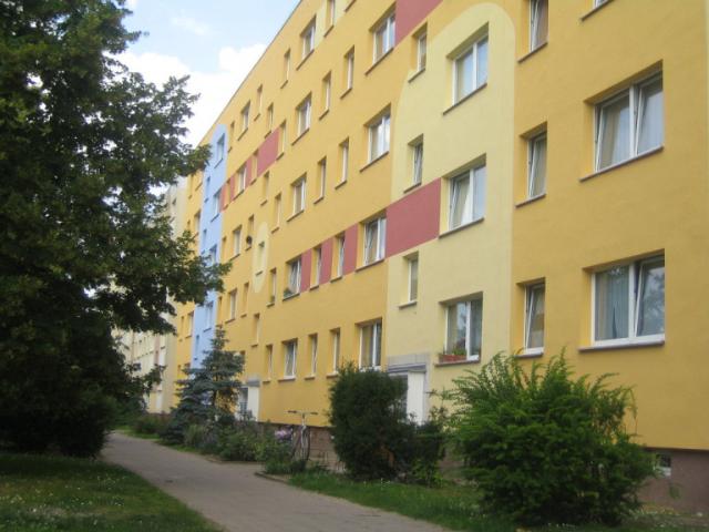 Frisch renoviert – 3 Raum Wohnung mit Loggia in der Südstadt!