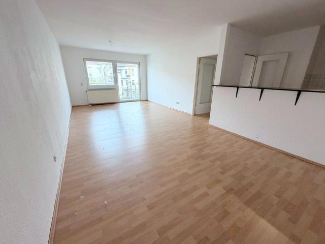 Frisch renoviert: 3 Raum mit Balkon, Aufzug und TG Stellplatz