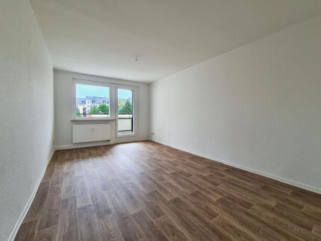 Frisch renoviert: 3 Zimmerwohnung mit großzügigem Balkon & Tageslichtbad