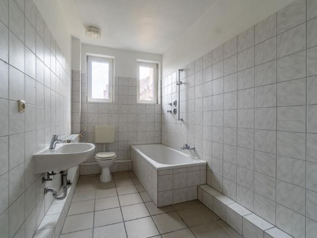 Ideal für Studenten WG: Frisch renovierte 4 Zimmer Wohnung mit Aufzug – Innenstadtlage am Würzburger Hauptbahnhof