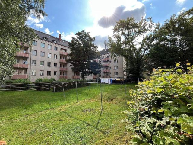 Frisch renovierte 4 Zimmer Wohnung mit Balkon in guter Lage