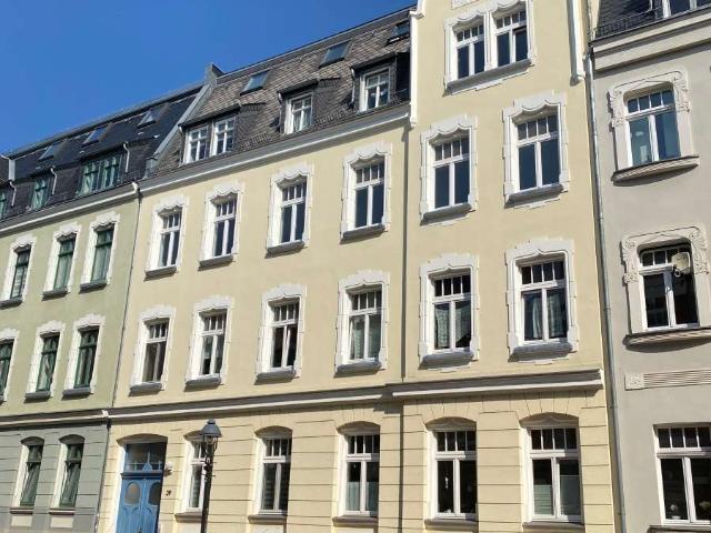 Frisch renovierte 4 Zimmer Wohnung mit großem Balkon!