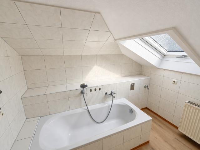 Frisch renovierte 4 Zimmer Dachgeschosswohnung in Coburg, Nähe Bahnhof