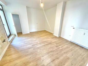 Frisch renovierte 4 Zimmerwohnung mit Balkon
