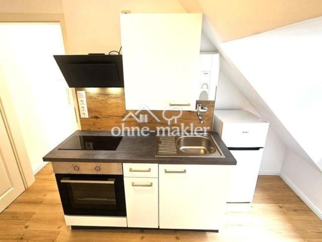 Frisch renovierte 1 Zimmer Dachgeschosswohnung mit Einbauküche in ruhiger Lage und gepflegtem Haus